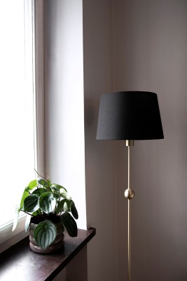 Astrid golvlampa borstad mässing/skärm Leonore svart#2