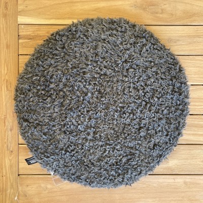 Fårö sittdyna rund 43 cm antracitgrå fuskfår - FRITAB