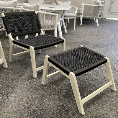 Santika relaxfåtölj med pall grålaserad teak/svart